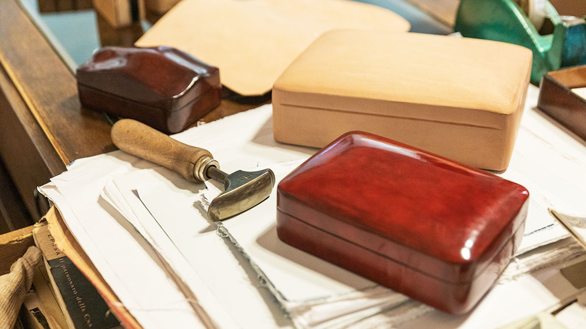 Leather bag in the making during one of our artisan tours in Florence