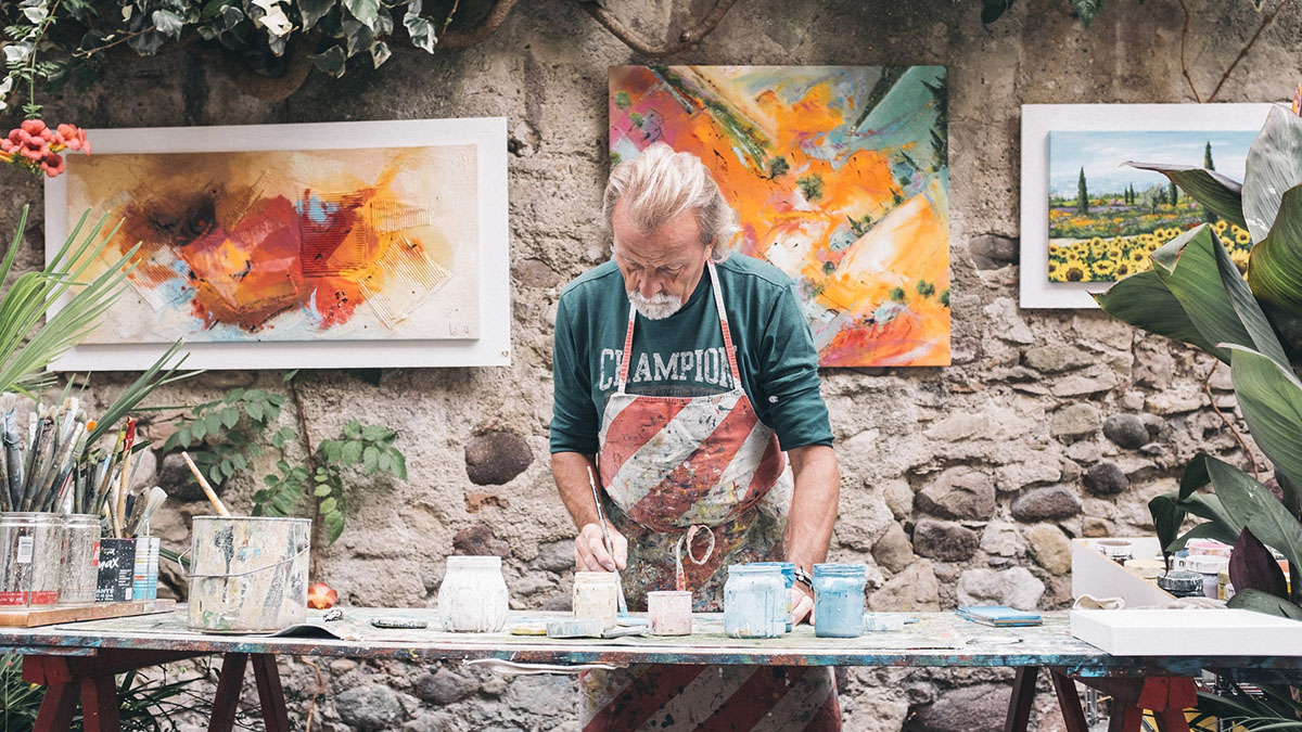 artisan-ceramics-florence An artisan makes ceramic plates in Florence