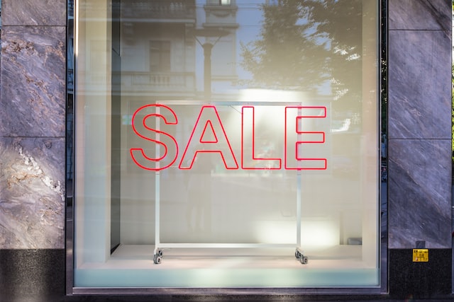 discount-window-outlet-florence Sale window at an outlet in Florence