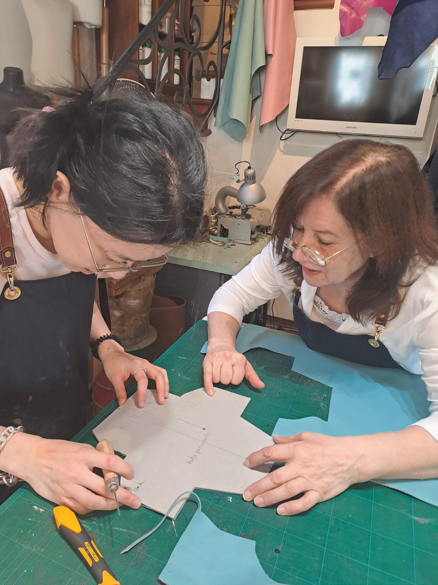 Student during a leather class in Florence