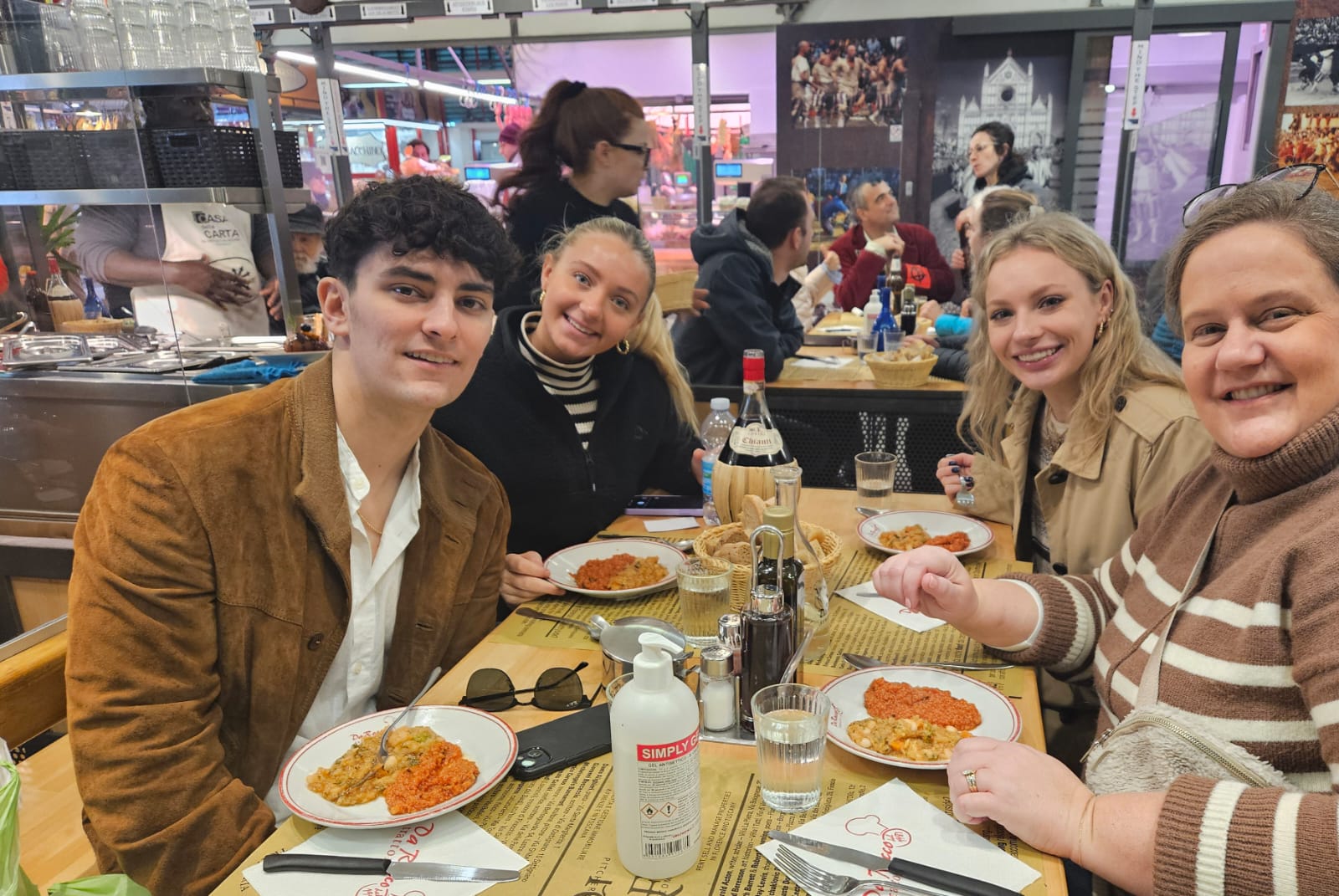 A group enjoys a nice and typical Florentine meal in Florence